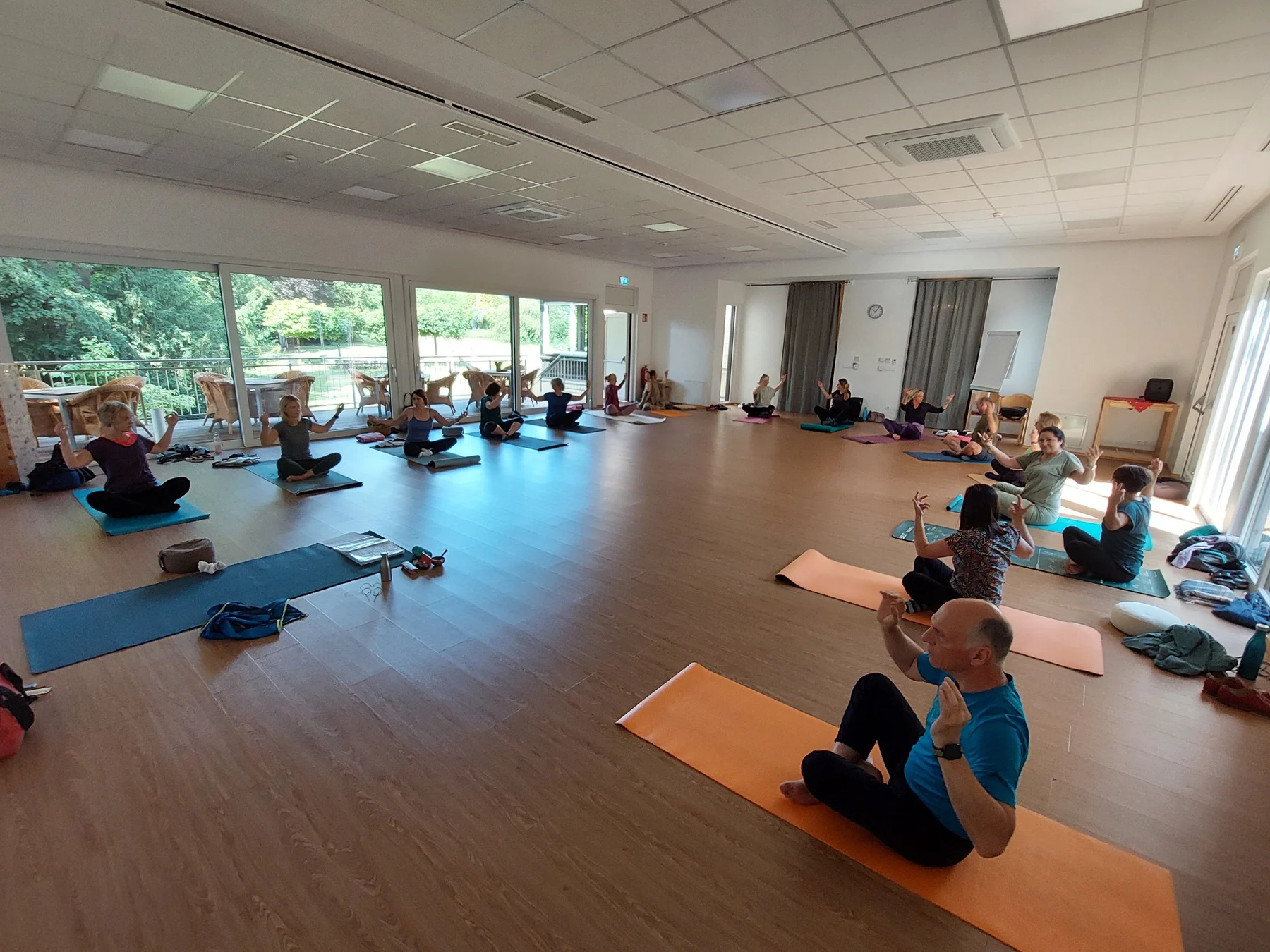 Yogagruppe bei einem Kurs