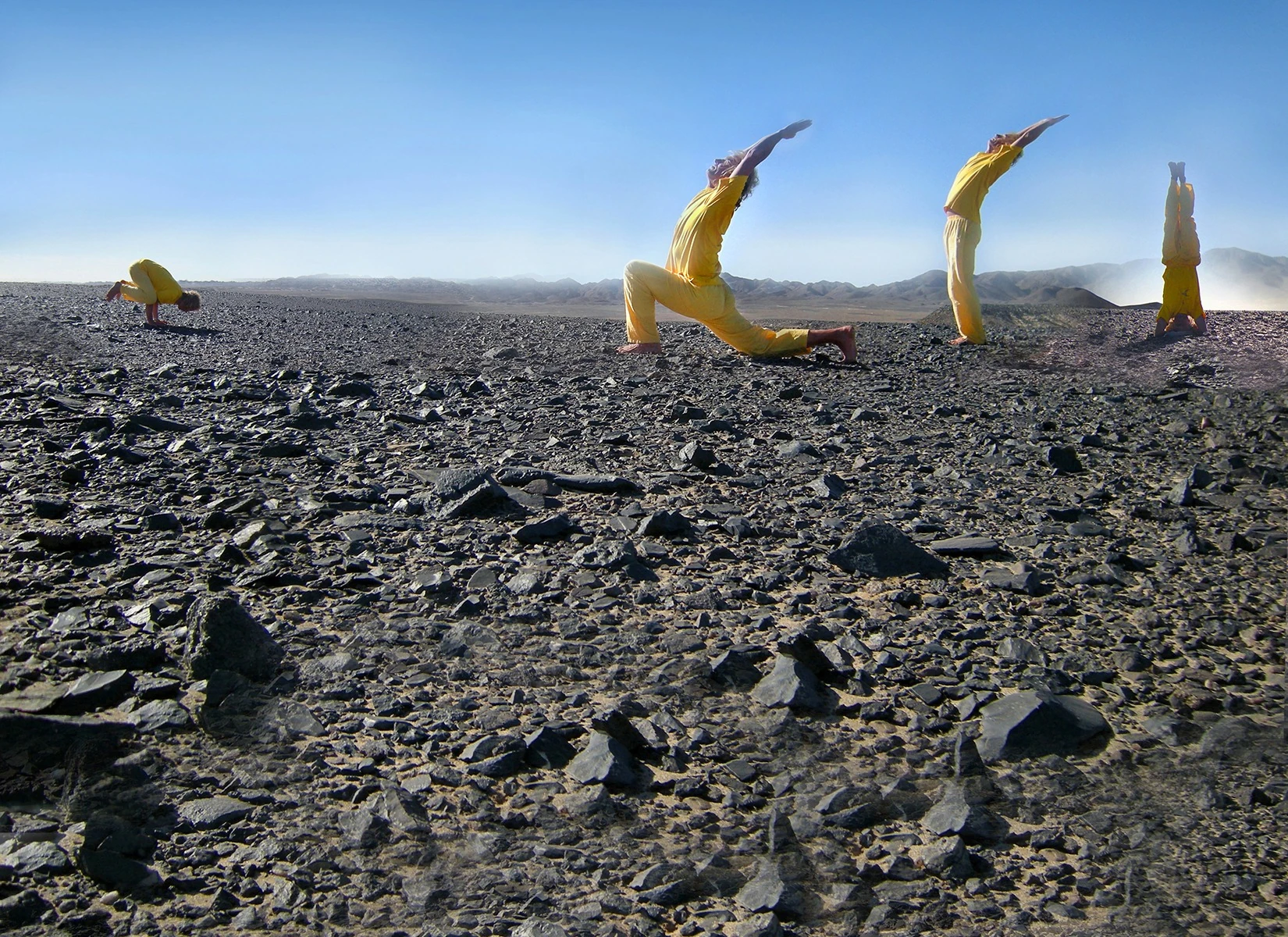 Yogaübungen in einer weiten Landschaft